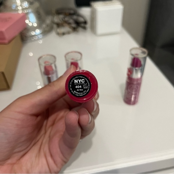 4 brand new NYC expert last lipsticks - Picture 4 of 5